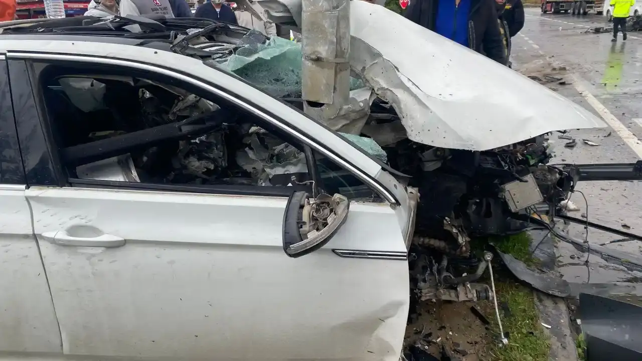 manavgatta-kaza-yapan-otomobil-kagit-gibi-dagildi