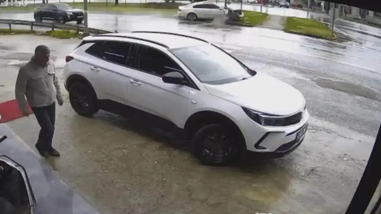 manavgatta-kaza-yapan-otomobil-kagit-gibi-dagildi