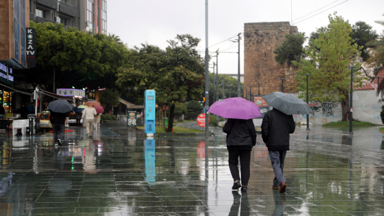 muratpasada-saganak-sonrasi-yol-coktu