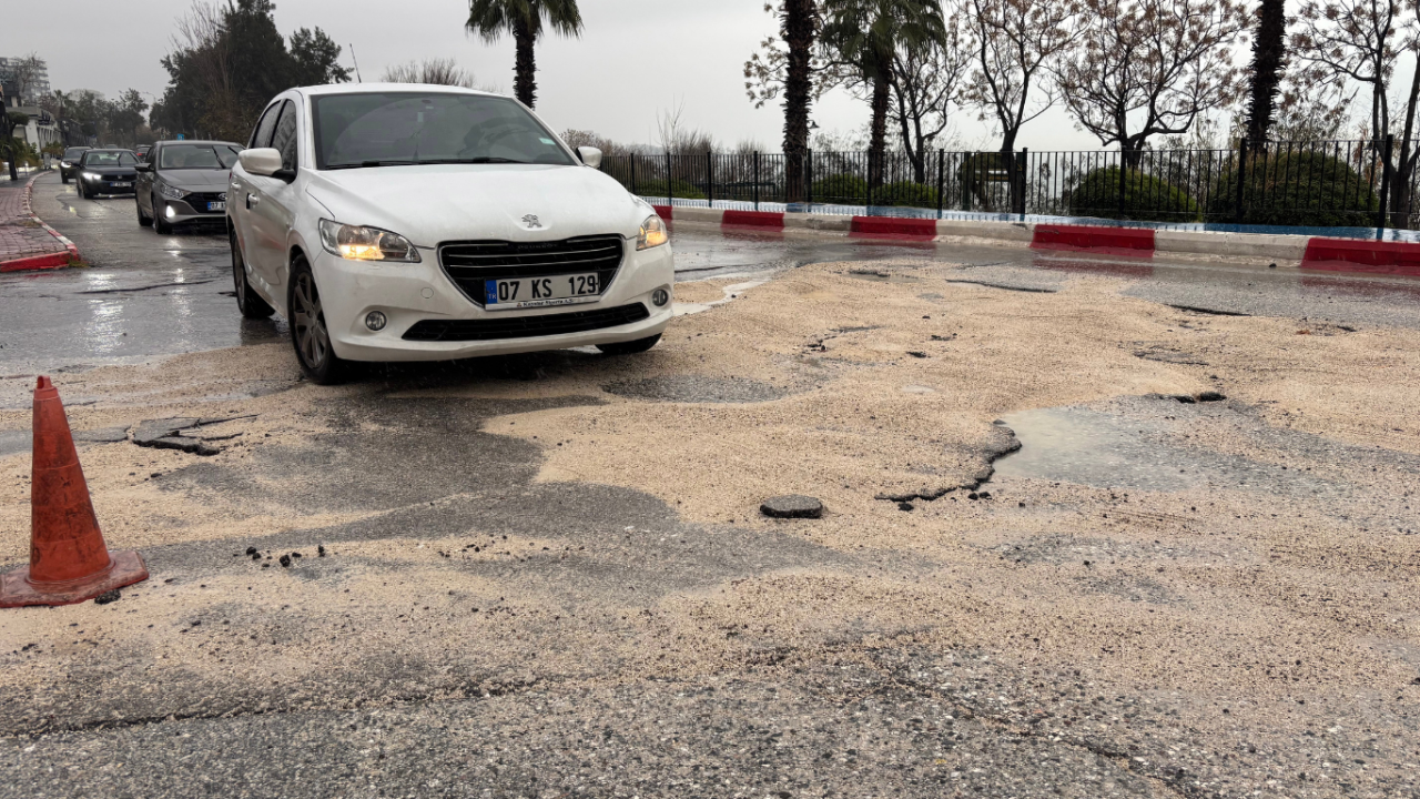 muratpasada-saganak-sonrasi-yol-coktu