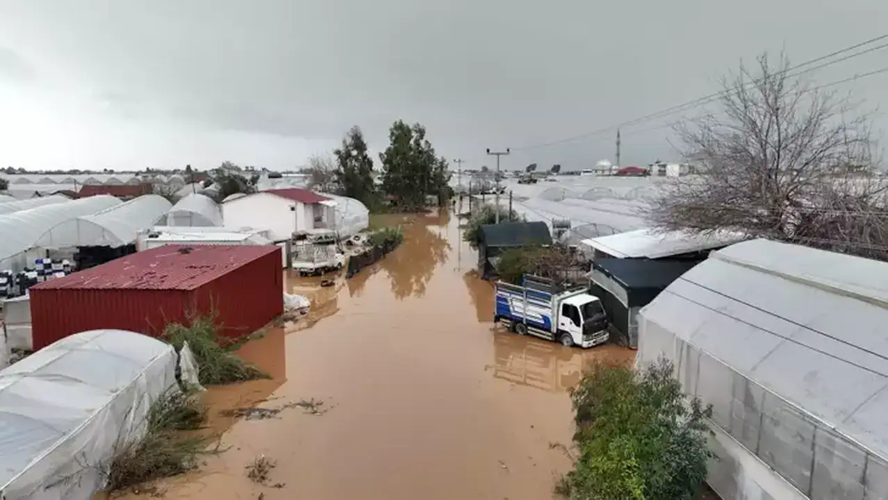 antalyada-asiri-yagis-teyakkuzu-4532-personel-1535-arac-sahada