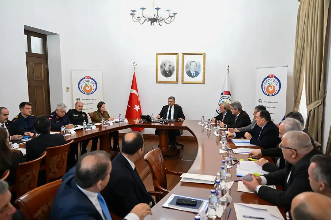 antalyada-asiri-yagis-teyakkuzu-4532-personel-1535-arac-sahada