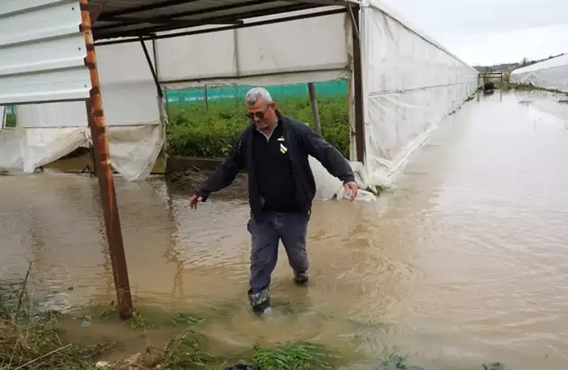 antalyada-asiri-yagis-teyakkuzu-4532-personel-1535-arac-sahada