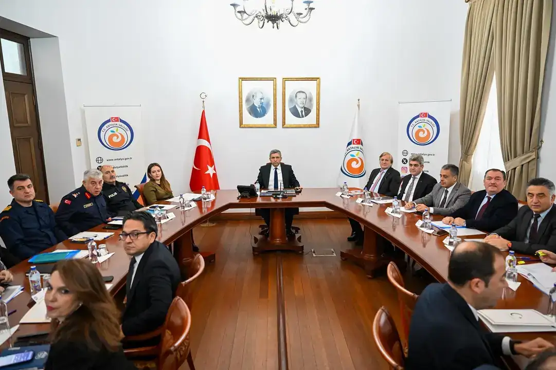 antalyada-asiri-yagis-teyakkuzu-4532-personel-1535-arac-sahada