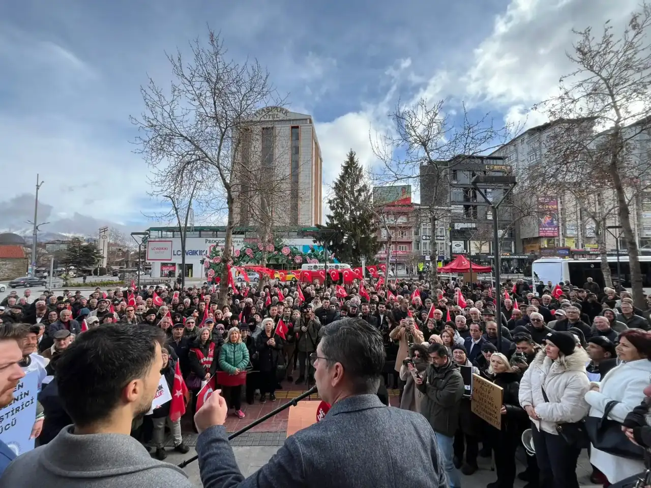 chp-isparta-milletvekili-halici-meydanlara-indi-emeklilerin-sorunlarini-dinledi