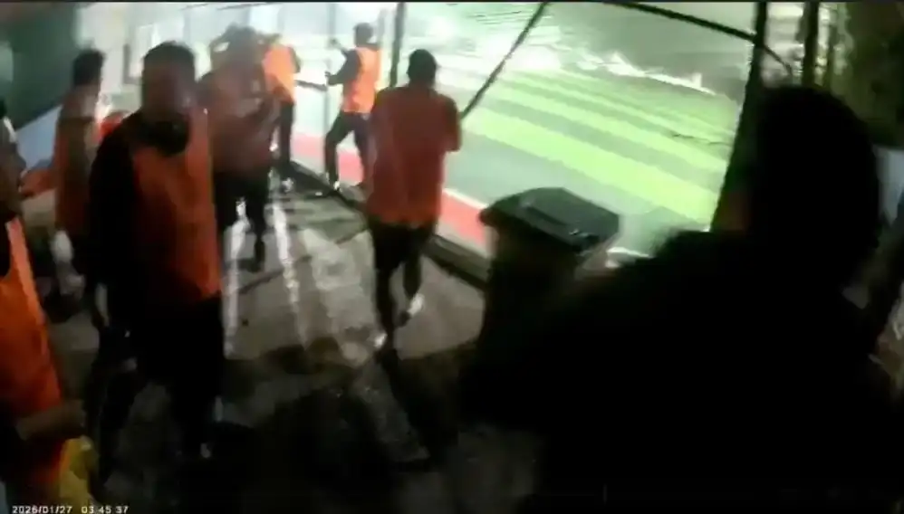 antalyada-firtina-ve-saganak-hayati-felc-etti-dereler-tasti-hali-sahanin-catisi-coktu