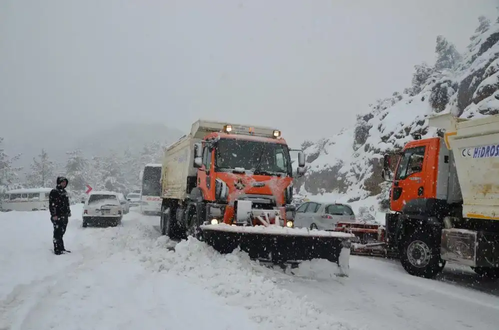 antalyaya-yagmur-ve-sel-yetmedi-kar-geldi-zirveler-beyaza-burundu