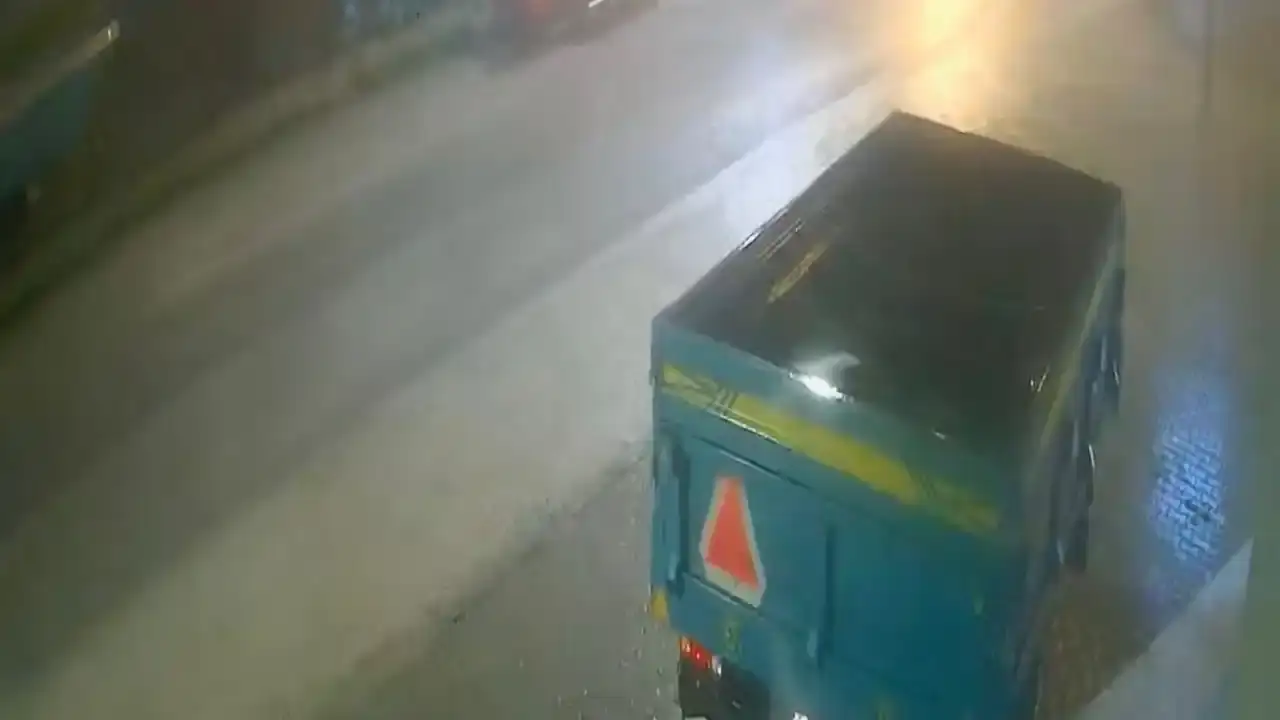 finikede-hortum-tonlarca-agirliktaki-romorku-kagit-gibi-savurdu