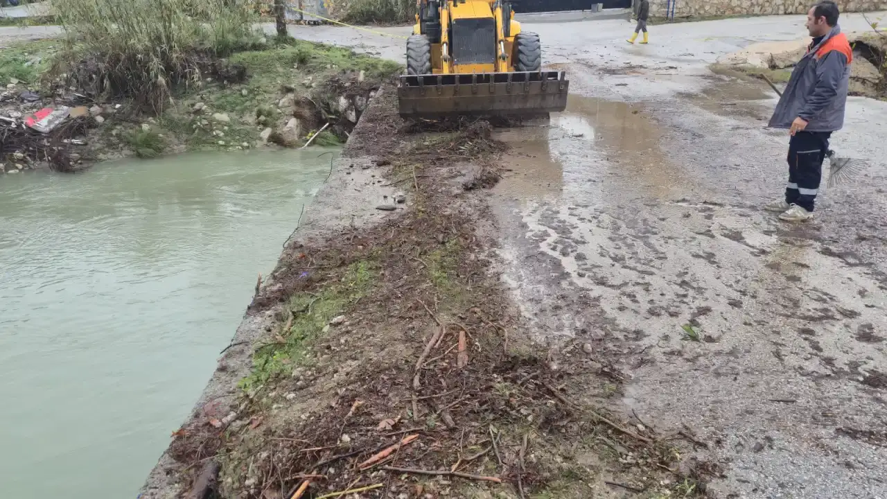 kemer-belediye-ekipleri-sel-riskine-karsi-sahada