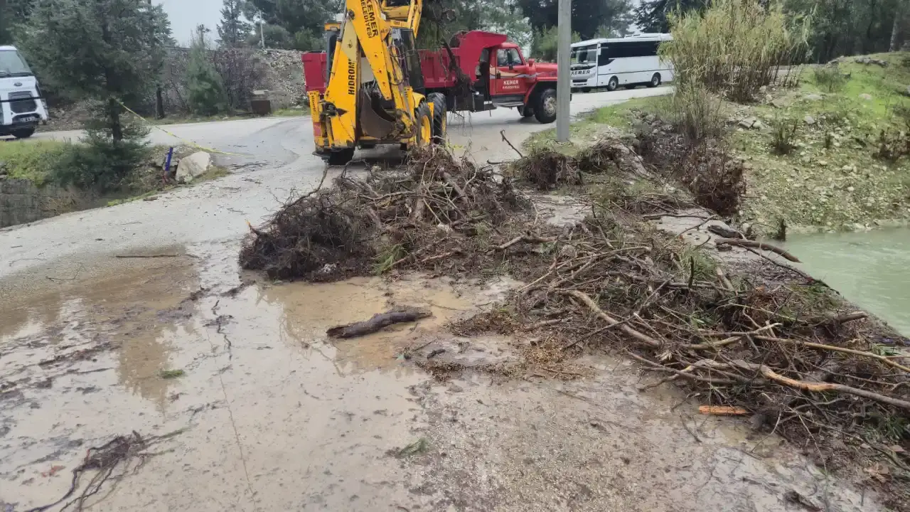 kemer-belediye-ekipleri-sel-riskine-karsi-sahada