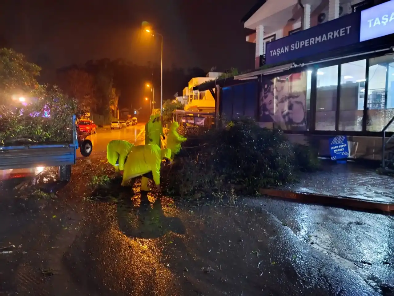 kemerde-firtinanin-etkilerini-azaltmak-icin-ekipler-seferber-oldu