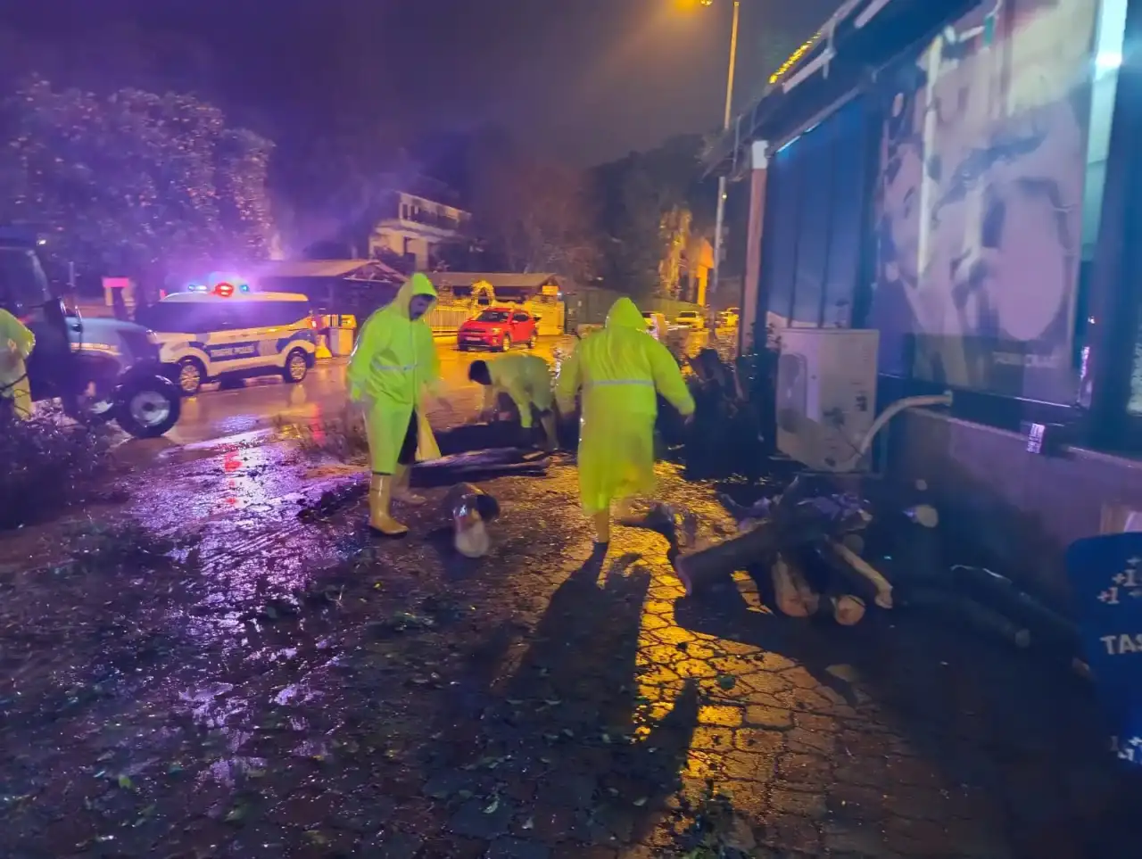 kemerde-firtinanin-etkilerini-azaltmak-icin-ekipler-seferber-oldu