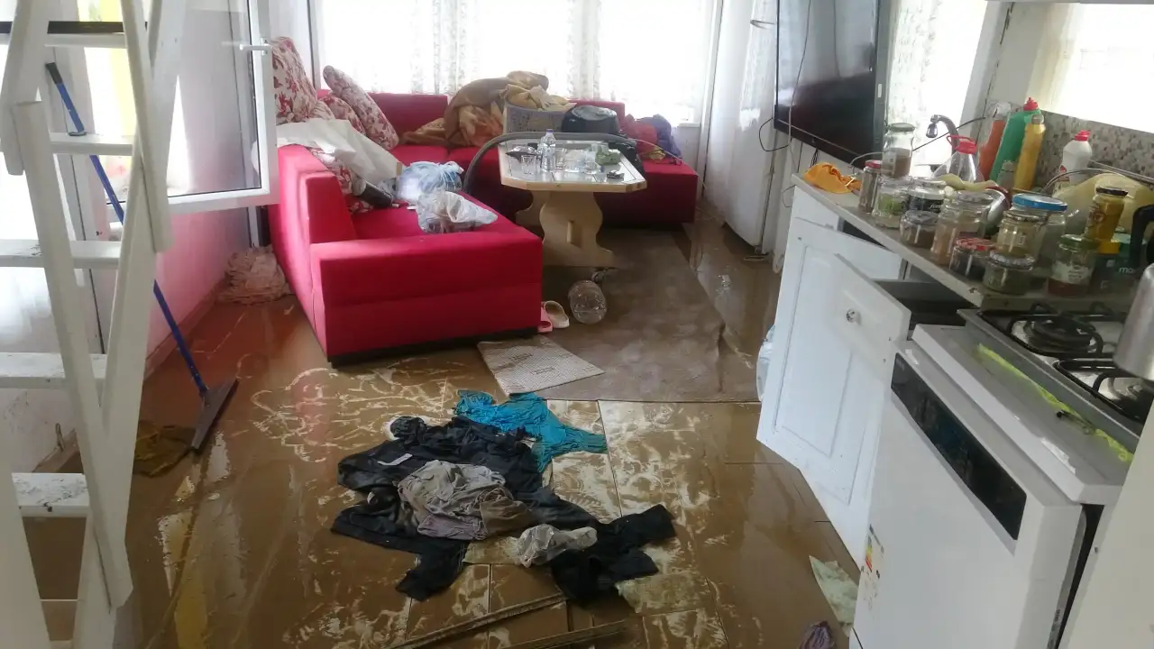 konyaalti-suya-gomuldu-vatandaslar-mahsur-kaldi