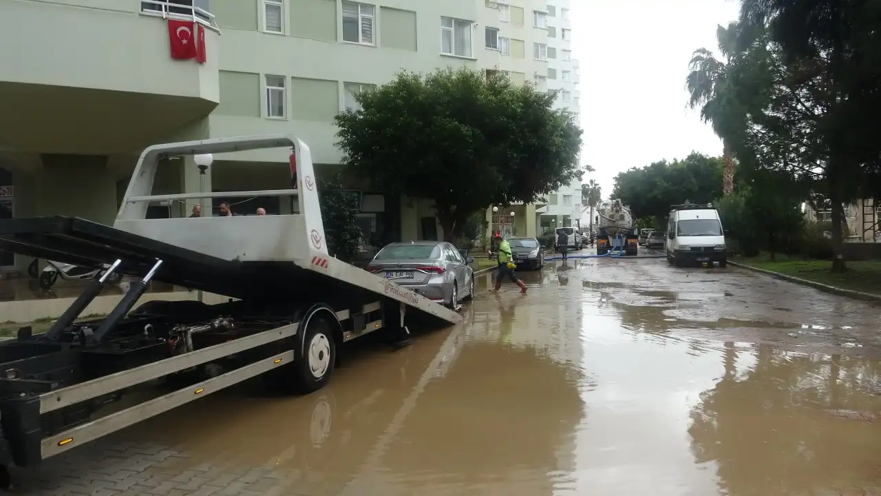 konyaalti-suya-gomuldu-vatandaslar-mahsur-kaldi