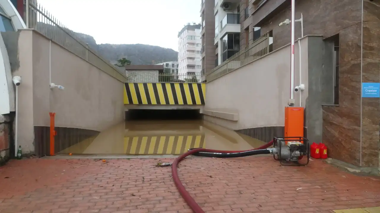 konyaalti-suya-gomuldu-vatandaslar-mahsur-kaldi