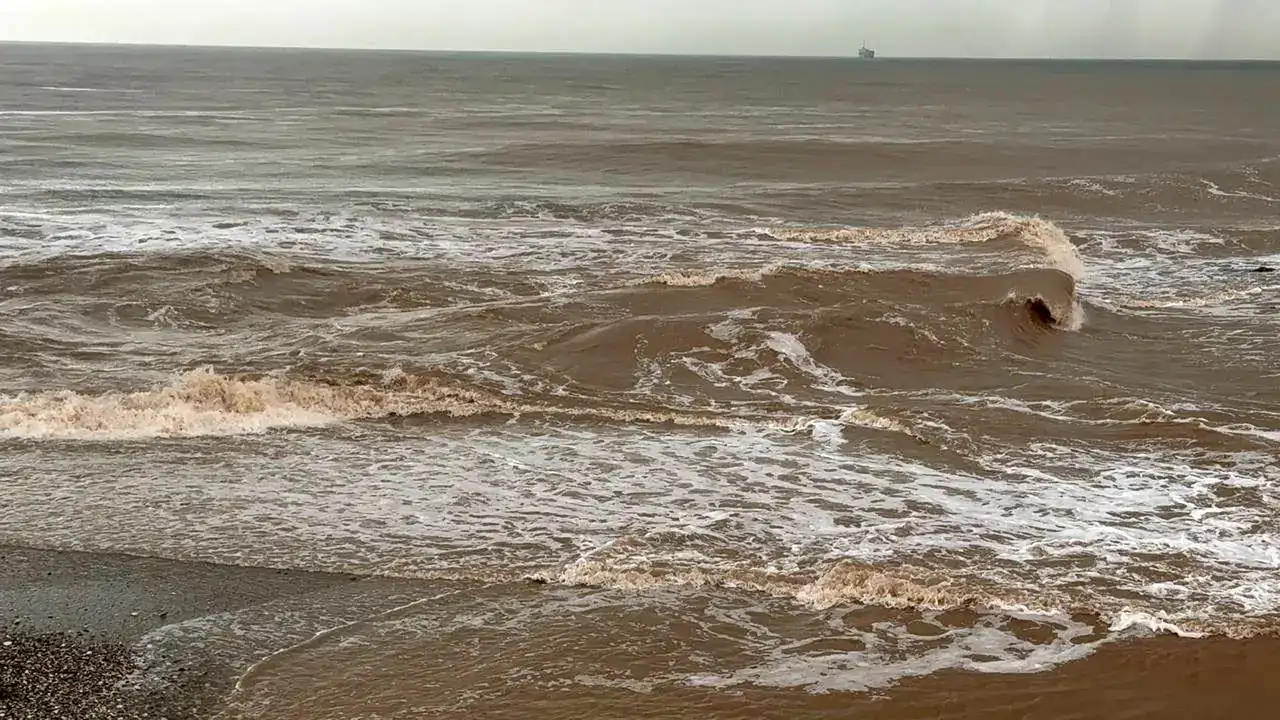 konyaaltida-deniz-kahverengiye-boyandi-bogacayi-sel-sulariyla-sahile-akti