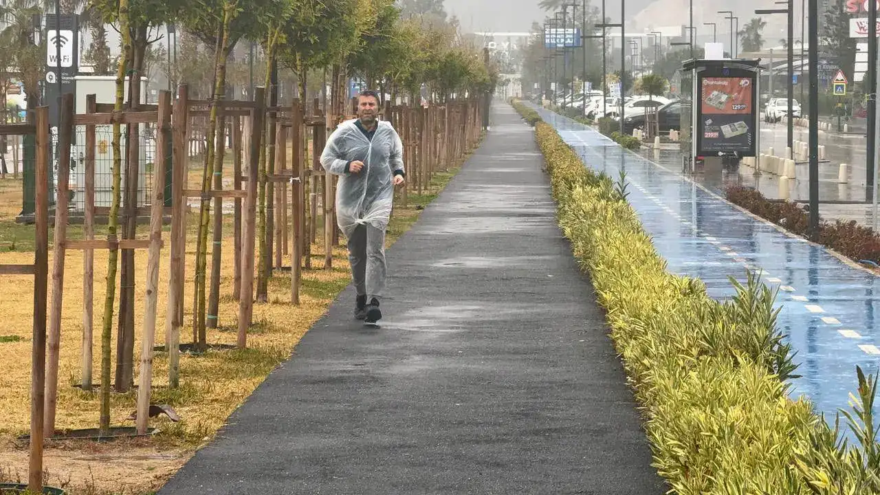 konyaaltida-deniz-kahverengiye-boyandi-bogacayi-sel-sulariyla-sahile-akti