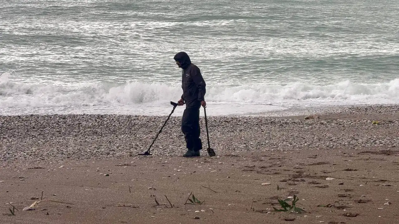 konyaaltida-deniz-kahverengiye-boyandi-bogacayi-sel-sulariyla-sahile-akti