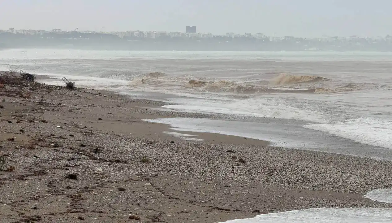 konyaaltida-deniz-kahverengiye-boyandi-bogacayi-sel-sulariyla-sahile-akti