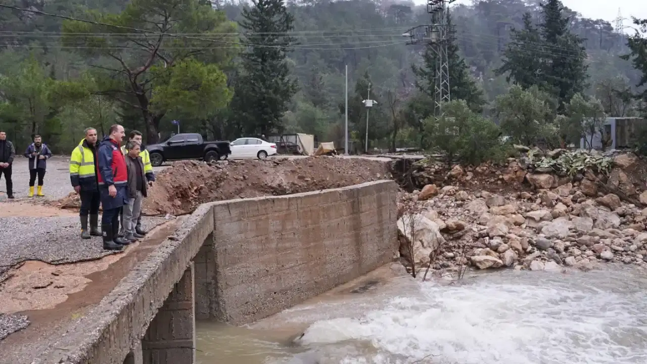 konyaaltinda-20-yilin-en-siddetli-yagisi-3