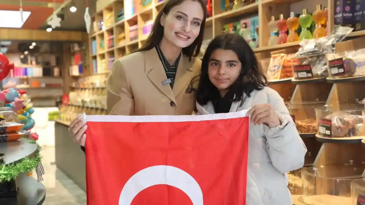 korkuteli-carsisi-turk-bayraklariyla-donatildi