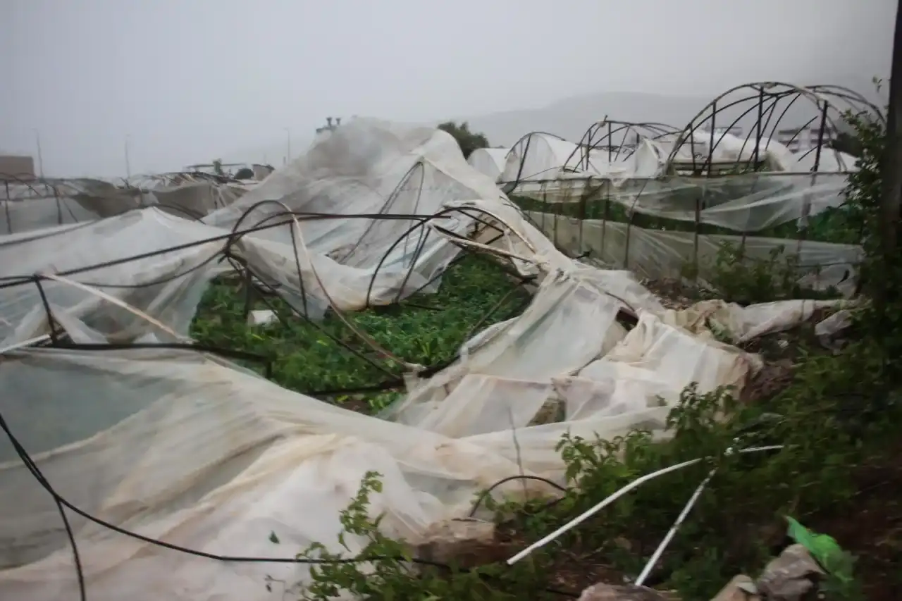 kumlucada-hortum-dehseti-seralar-yerle-bir-urunler-telef