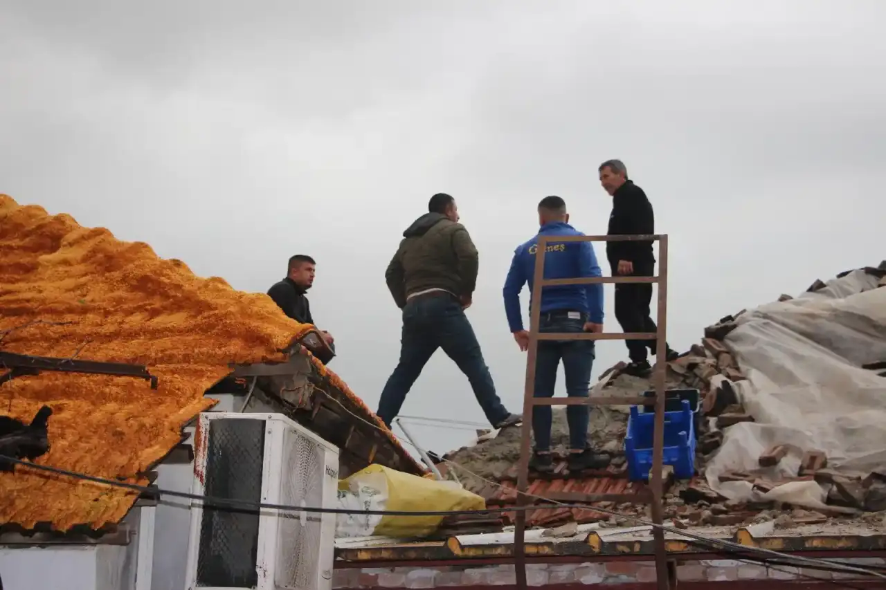 kumlucada-hortum-dehseti-seralar-yerle-bir-urunler-telef