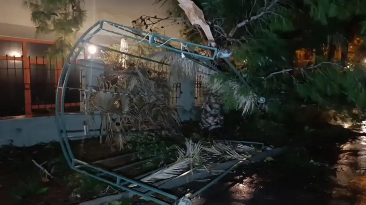 manavgati-hortum-vurdu-evlerin-catilar-uctu-seralar-yikildi