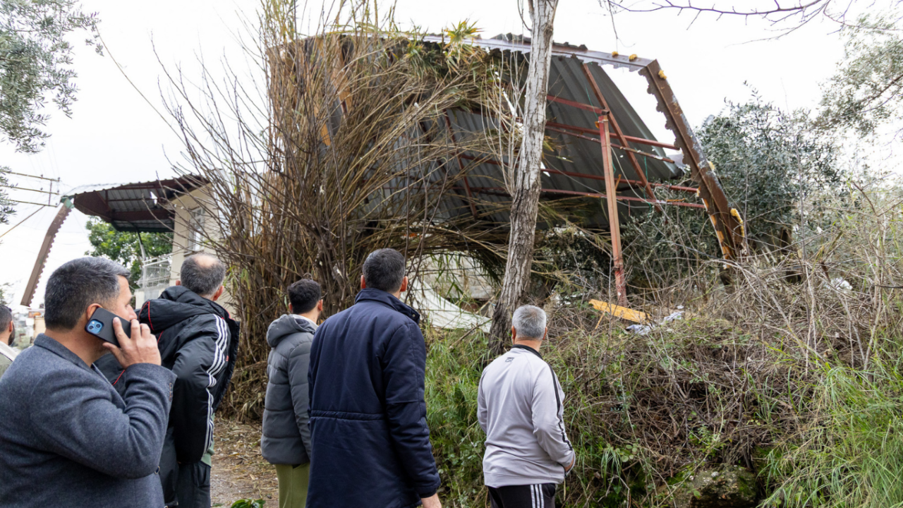 manavgatta-hasar-buyuk-hortumun-izleri-sahada