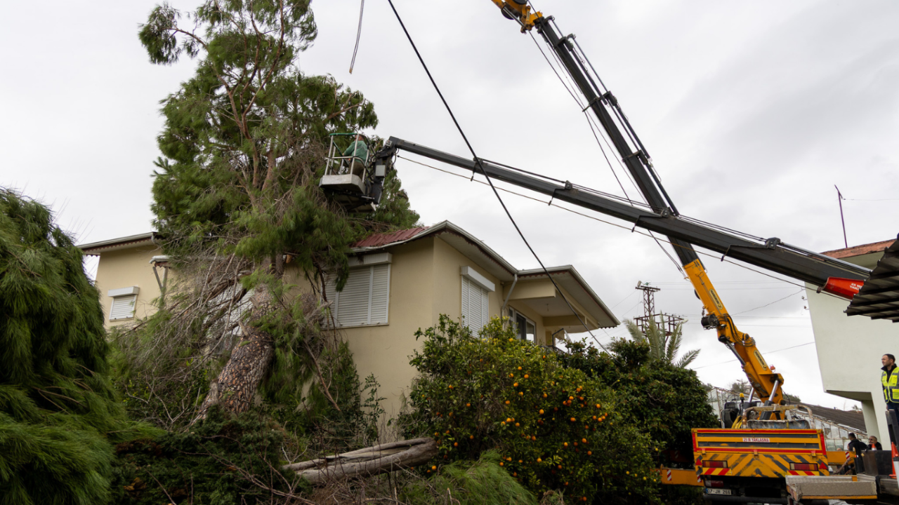 manavgatta-hasar-buyuk-hortumun-izleri-sahada