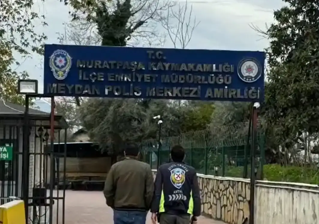 antalyada-trafigi-tehlikeye-atan-surucu-yakayi-ele-verdi-cezasiz-kalmadilar