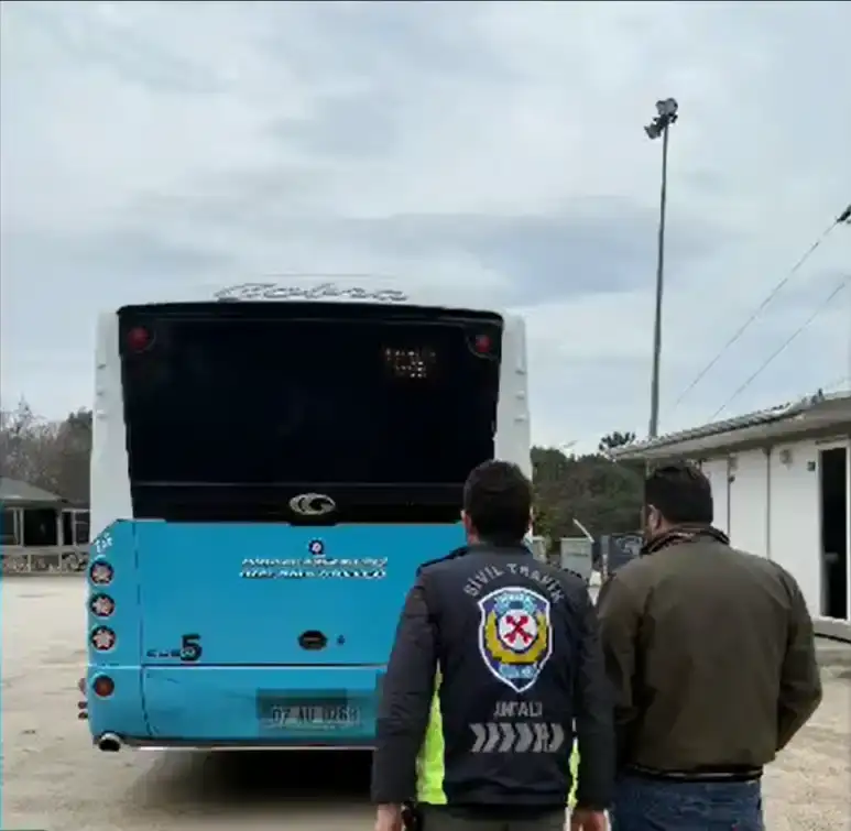 antalyada-trafigi-tehlikeye-atan-surucu-yakayi-ele-verdi-cezasiz-kalmadilar