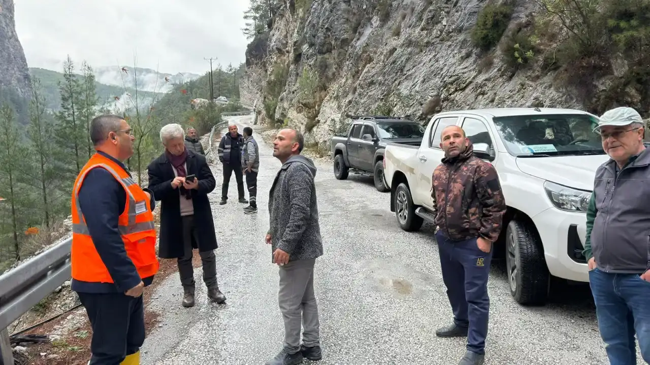 alanya-alacami-yolu-heyelan-sonrasi-ulasima-acildi