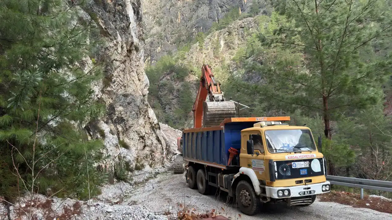 alanya-alacami-yolu-heyelan-sonrasi-ulasima-acildi