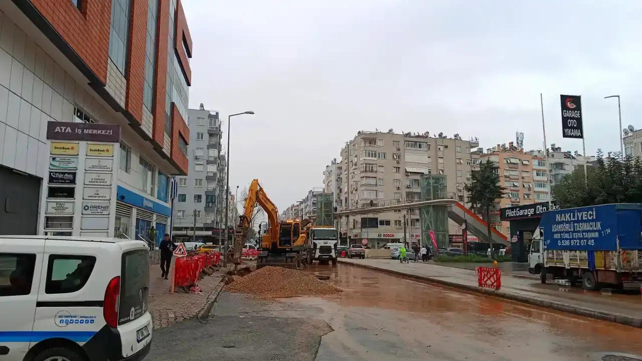 antalyada-yagisla-gelen-boru-patlaklarina-asat-mudahalesi
