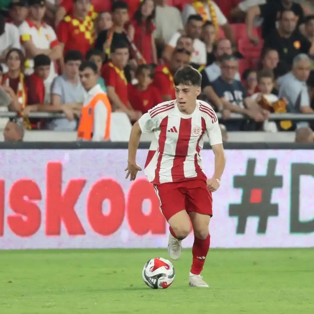 fenerbahce-antalyaspor-altyapisindan-iki-genc-oyuncuyla-anlasti