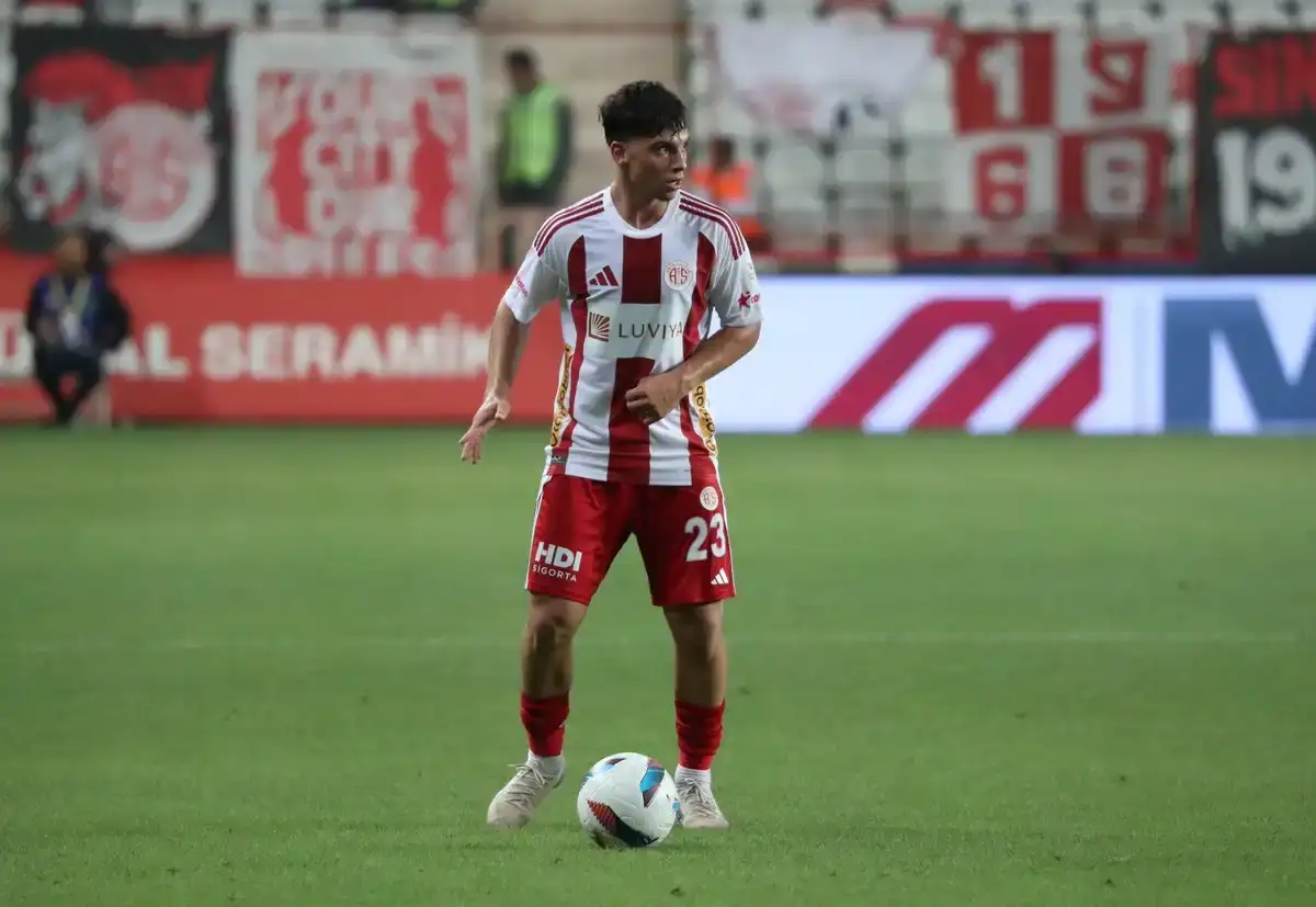 fenerbahce-antalyaspor-altyapisindan-iki-genc-oyuncuyla-anlasti