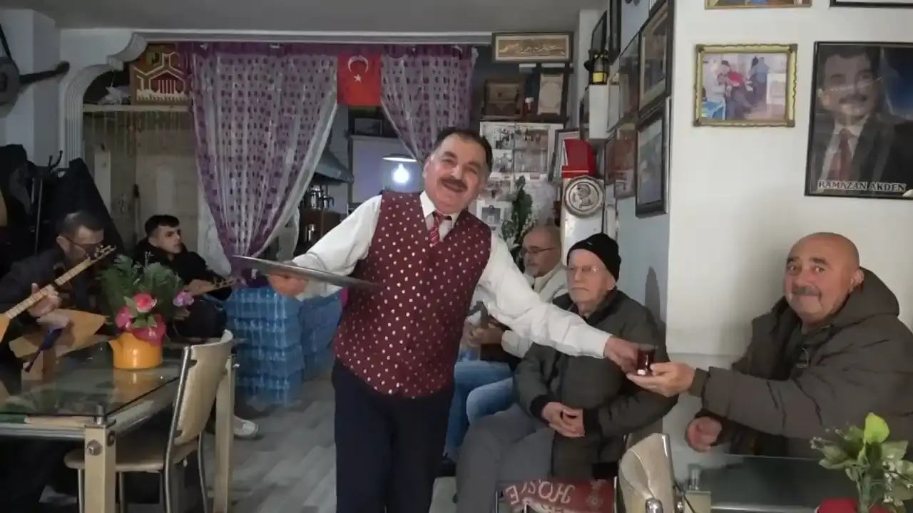 ispartadaki-moral-istasyonu-hem-cay-hem-turku-sunuyor