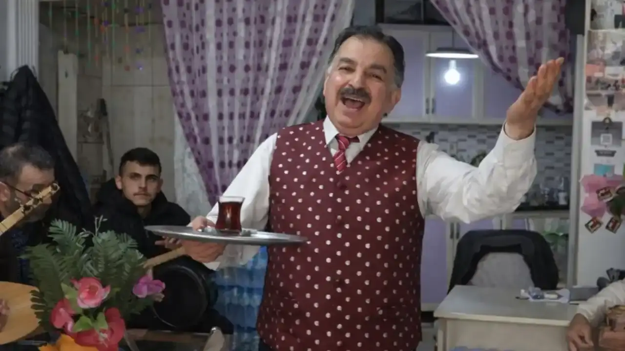 ispartadaki-moral-istasyonu-hem-cay-hem-turku-sunuyor