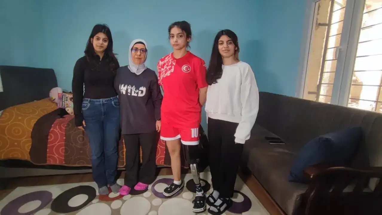 tugba-akinin-mucadelesi-enkazdan-ampute-futbola