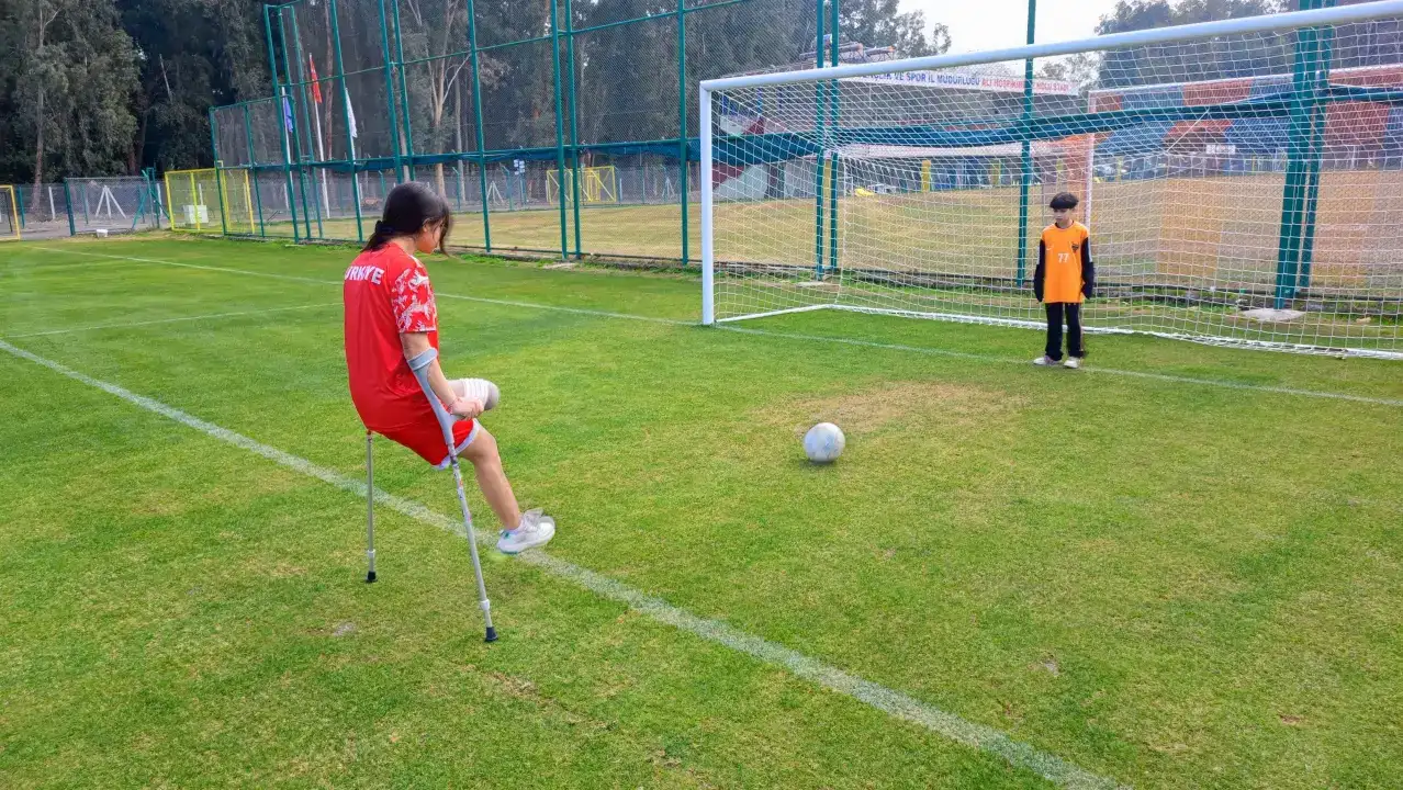 tugba-akinin-mucadelesi-enkazdan-ampute-futbola