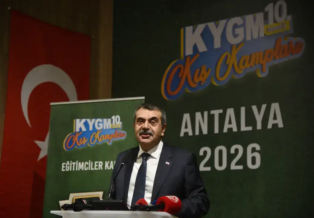 ataturksuz-karne-tartismasi-surerken-tekinin-antalya-gundemi-basortusu-oldu