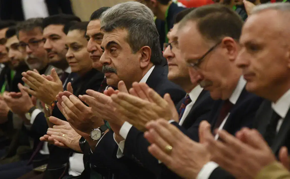 ataturksuz-karne-tartismasi-surerken-tekinin-antalya-gundemi-basortusu-oldu