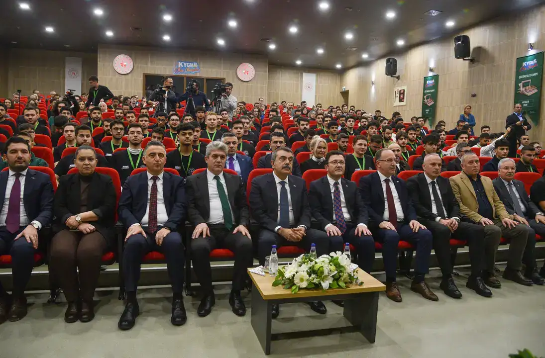 ataturksuz-karne-tartismasi-surerken-tekinin-antalya-gundemi-basortusu-oldu