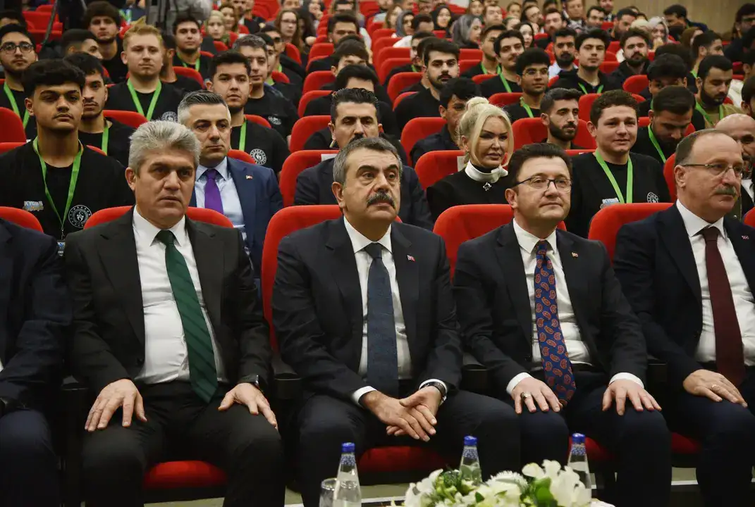 ataturksuz-karne-tartismasi-surerken-tekinin-antalya-gundemi-basortusu-oldu