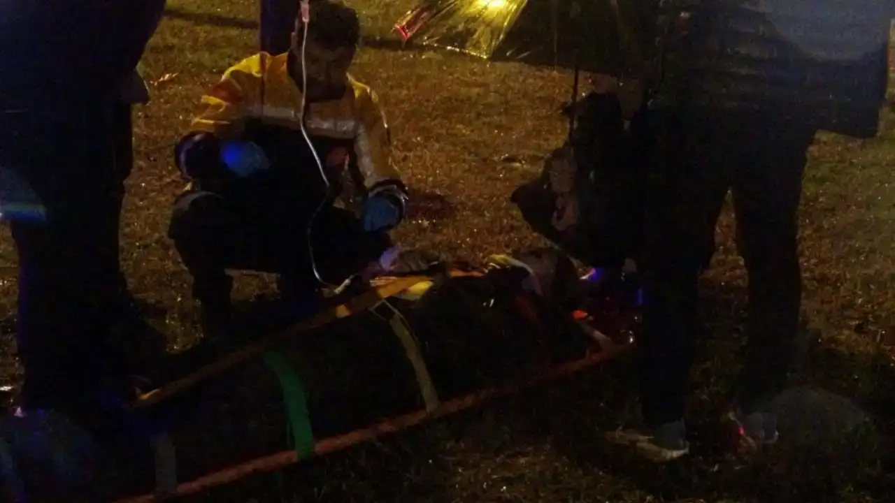 kepezde-luks-otomobil-cukura-dustu-yaralilara-semsiye-tuttular