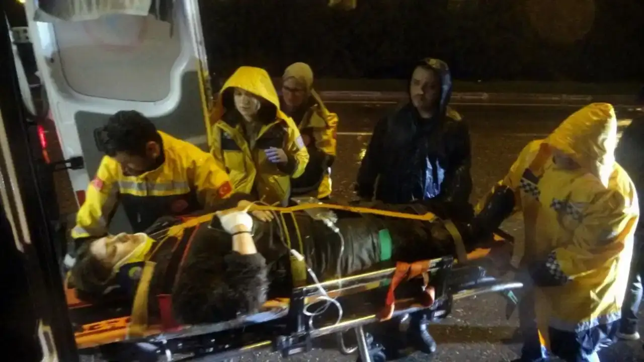 kepezde-luks-otomobil-cukura-dustu-yaralilara-semsiye-tuttular