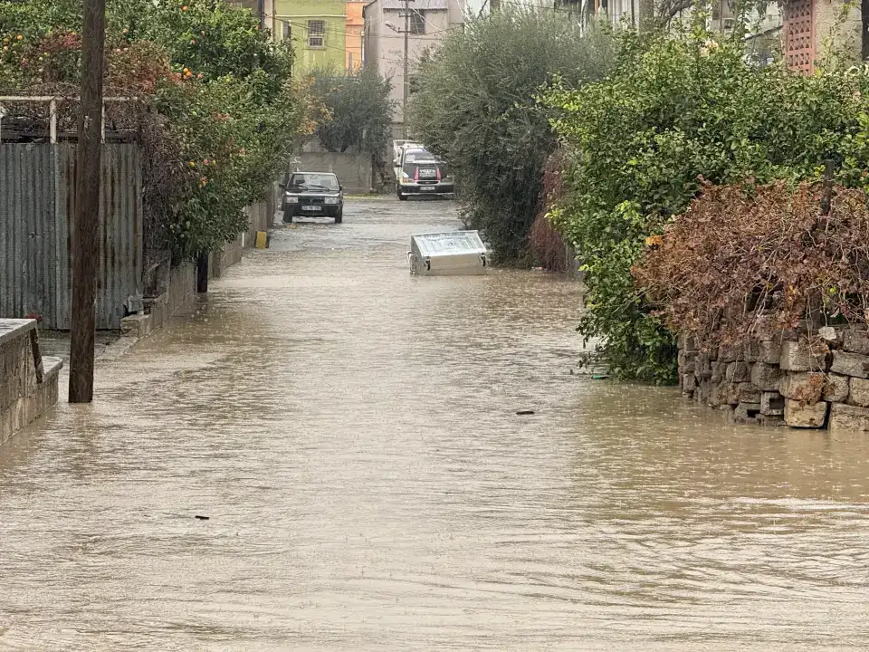 mersinde-sel-ve-su-baskinlari-sonrasi-ekipler-sahaya-indi