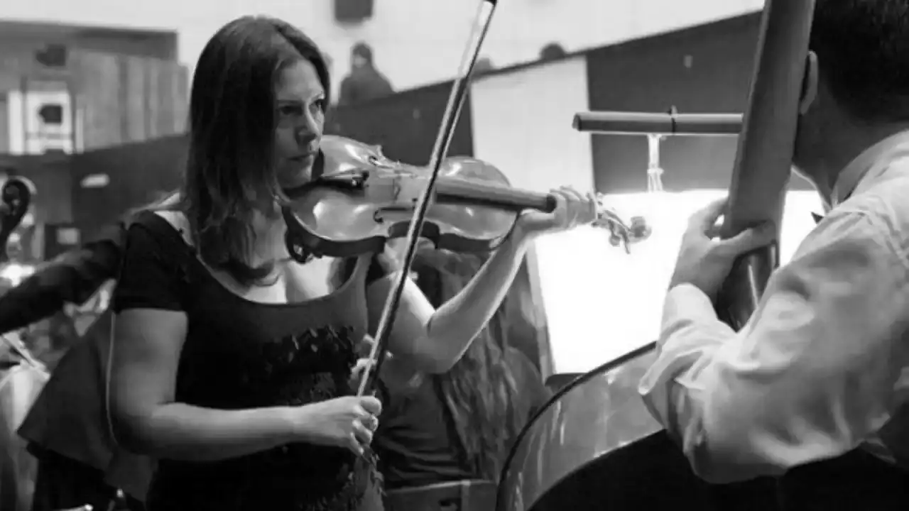 muzigin-sihirli-kemani-zeynep-isik-kalplerde-iz-birakan-eserlerle-aniliyor