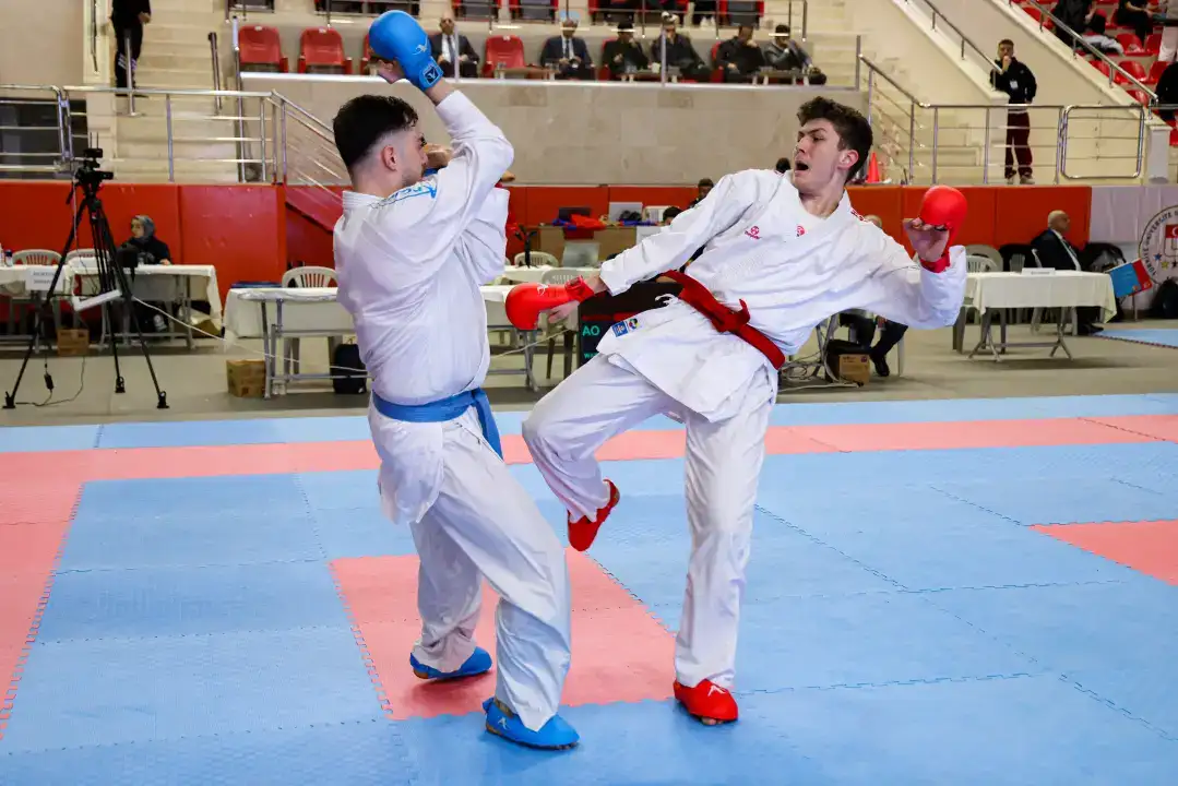 universiteler-arasi-karate-turkiye-sampiyonasi-burdurda-basladi